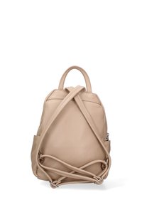 Zaino in pelle beige con superficie testurizzata, manico doppio in alto e spallacci incrociati. Tasca laterale con dettagli in metallo argentato.