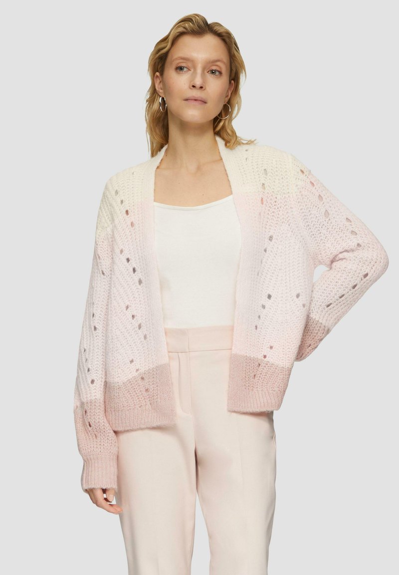 Sweter kardigan z otwartym przodem, o gradacji od kremowego do jasnoróżowego, z teksturowanym wzorem i szczegółami w postaci wycięć.