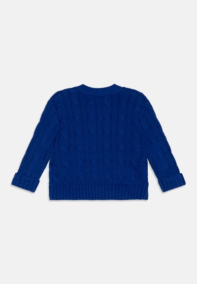 Blaues Kabelstrickpullover mit langen Ärmeln, Rundhalsausschnitt und gerippten Bündchen und Saum, der ein strukturiertes Muster aufweist.