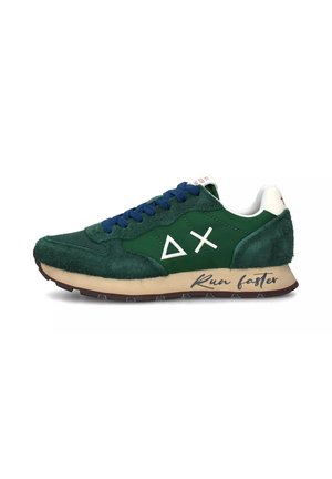 Chaussures de sport vertes avec un mélange de suède et de mesh, lacets bleus, accents blancs et "Courir plus vite" imprimé sur le côté. Design de profil classique.
