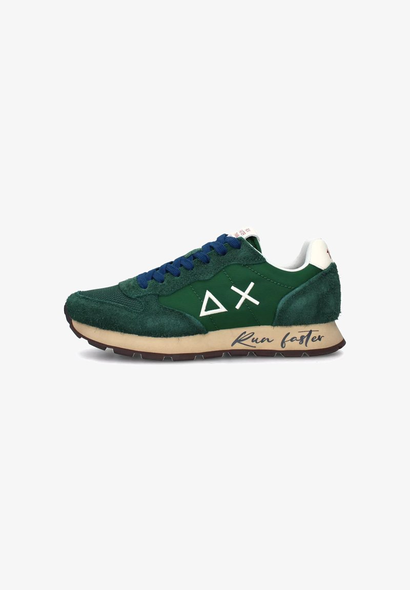 Scarpa sportiva verde realizzata con una combinazione di scamosciato e rete, con lacci blu, dettagli bianchi e la scritta "Corri più veloce" stampata sul lato. Design del profilo classico.
