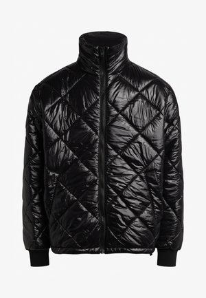 Chaqueta acolchada negra con cuello alto, cierre frontal con cremallera y patrón de diamantes texturizado. El material parece brillante y suave.
