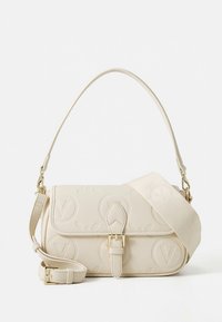 Borsa a tracolla in pelle beige con una texture liscia, caratterizzata da un design in rilievo, una patta frontale e una tracolla staccabile con fibbia dorata.