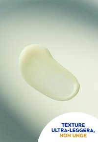 Texture di crema bianca in una forma organica liscia e arrotondata su uno sfondo a gradiente sottile. Formula leggera e non grassa.