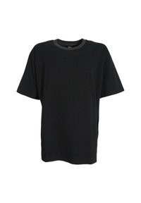T-shirt nera con scollo rotondo, maniche corte e vestibilità ampia. Presenta un logo discreto sul petto e rifiniture a contrasto intorno al colletto.
