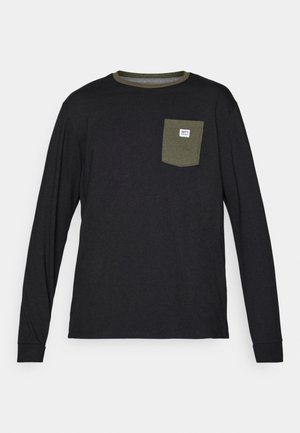 Cămașă neagră cu mânecă lungă, guler verde olive și buzunar pe piept, având un mic patch logo alb pe un fundal simplu.