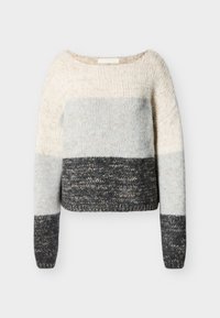 Πλεκτό πουλόβερ με φαρδιές οριζόντιες χρωματικές λωρίδες σε εκρού, ανοιχτό γκρι και σκούρο γκρι, με μακριά μανίκια και στρογγυλή λαιμόκοψη.