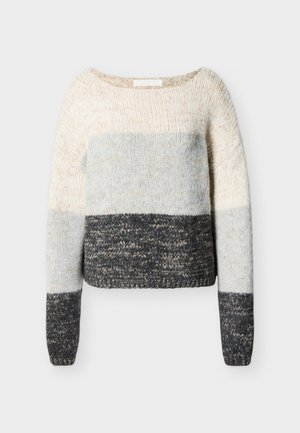 Strikket genser med brede horisontale fargeblokker i krem, lys grå og mørk grå, med lange ermer og rund hals.