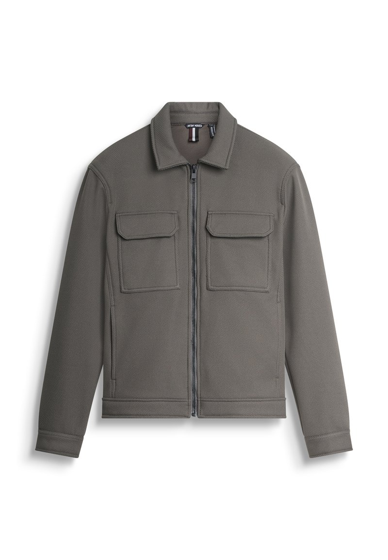 Chaqueta gris con cremallera y cuello, mangas largas, dos bolsillos en el pecho y tejido texturizado. Presenta un dobladillo recto y puños acanalados.