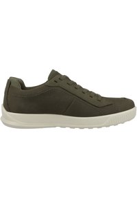 Olijfgroene sneaker van glad materiaal, met een lage profiel, ronde neus, zes gaatjes vetersluiting en een witte rubberen zool.