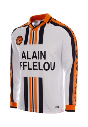 Witte voetbalshirt met lange mouwen met zwarte en oranje verticale strepen, oranje kraag, sponsornaam "ALAIN AFFLELOU," en FC Lorient-logo op de borst.
