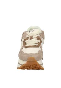 Sneaker beige e bianco con tomaia in suede testurizzato, chiusura con lacci, colletto imbottito e suola in gomma marrone per una buona aderenza.