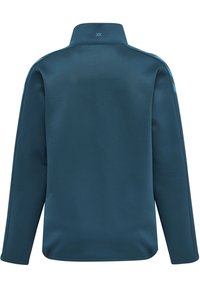 Pullover verde scuro con colletto alto, maniche lunghe e sottili accenti a strisce laterali. Tessuto liscio e testurizzato con una finitura pulita.
