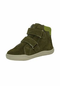Zielonooliwkowe zamszowe buty typu high-top z dwoma paskami na rzepy, kontrastującymi przeszyciami oraz teksturowanym zielonym akcentem z siateczki w pobliżu tyłu.