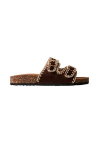Sandale marron à enfiler avec deux brides à boucle, détails de couture beiges, semelle en liège et dessous noir, montrée de côté sur fond blanc.