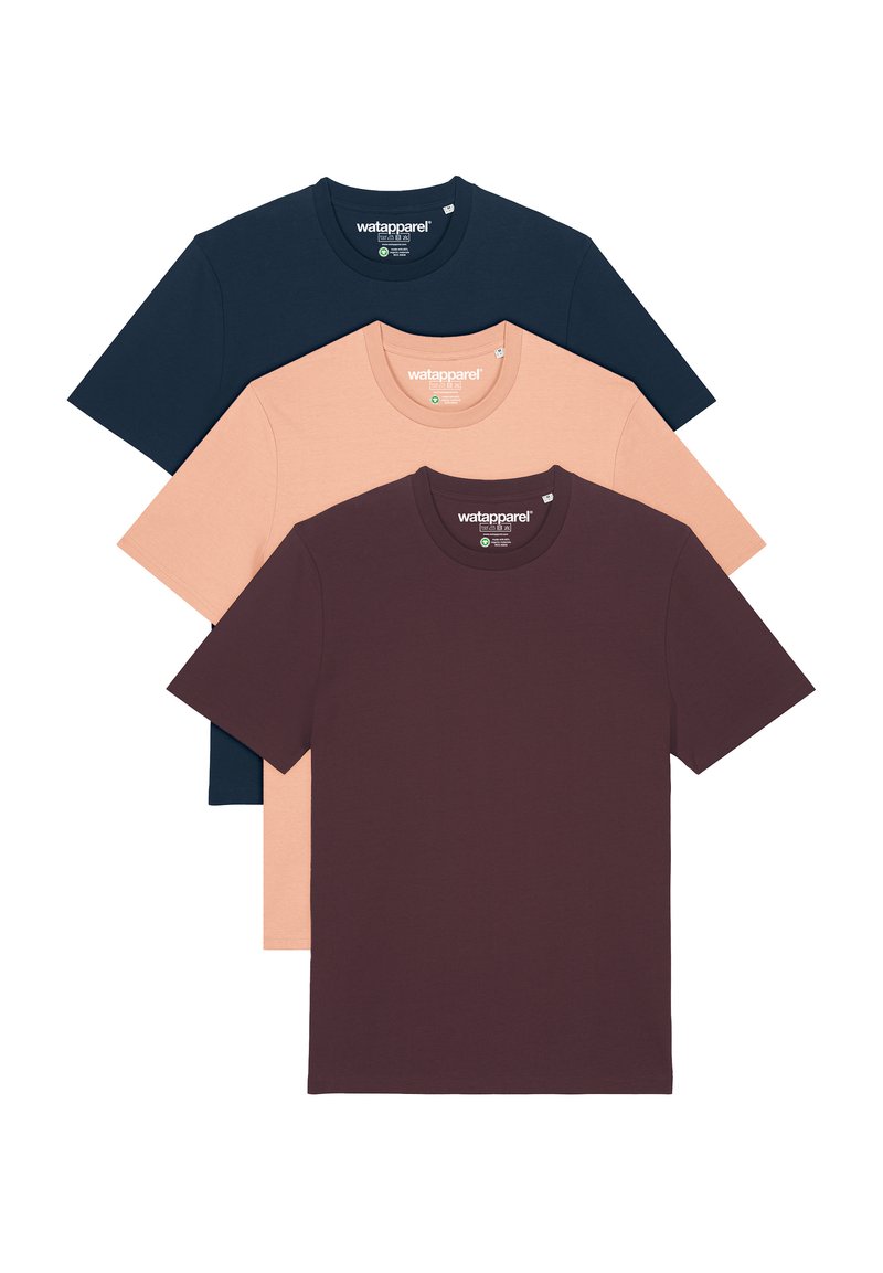 Drie T-shirts met korte mouwen in marineblauw, perzik en bordeauxrood. Katoenen stof met een ronde hals ontwerp en zichtbare merklabels.