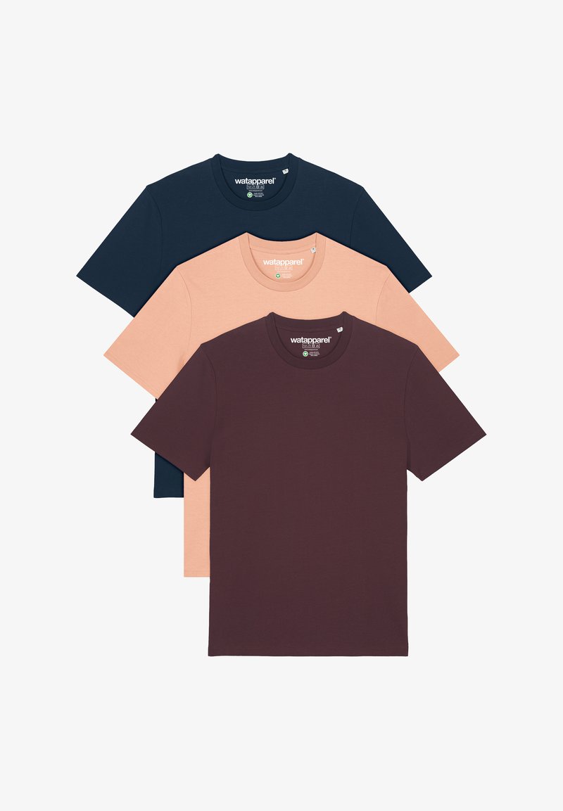 Drie T-shirts met korte mouwen in marineblauw, perzik en bordeauxrood. Katoenen stof met een ronde hals ontwerp en zichtbare merklabels.