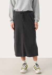 Donkergrijze midi-rok van zacht materiaal met een elastische tailleband en een trekkoord, voorzien van zijzakken en een ontspannen pasvorm.