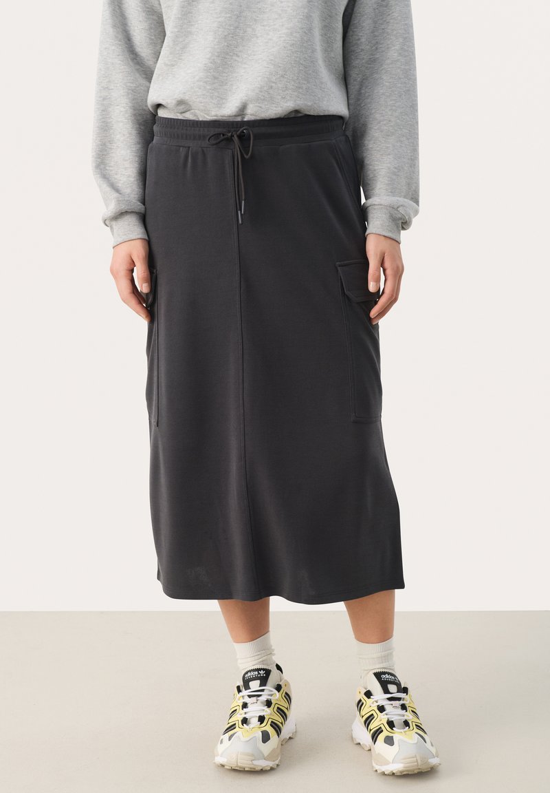 Donkergrijze midi-rok van zacht materiaal met een elastische tailleband en een trekkoord, voorzien van zijzakken en een ontspannen pasvorm.