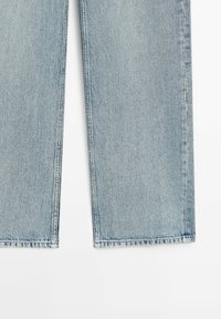 Vaaleansiniset farkut suoran lahje muotoilulla. Ominaisuuksia ovat kevyt kuluminen, kontrastoiva ompelu ja raastetut lahkeet alaosassa.