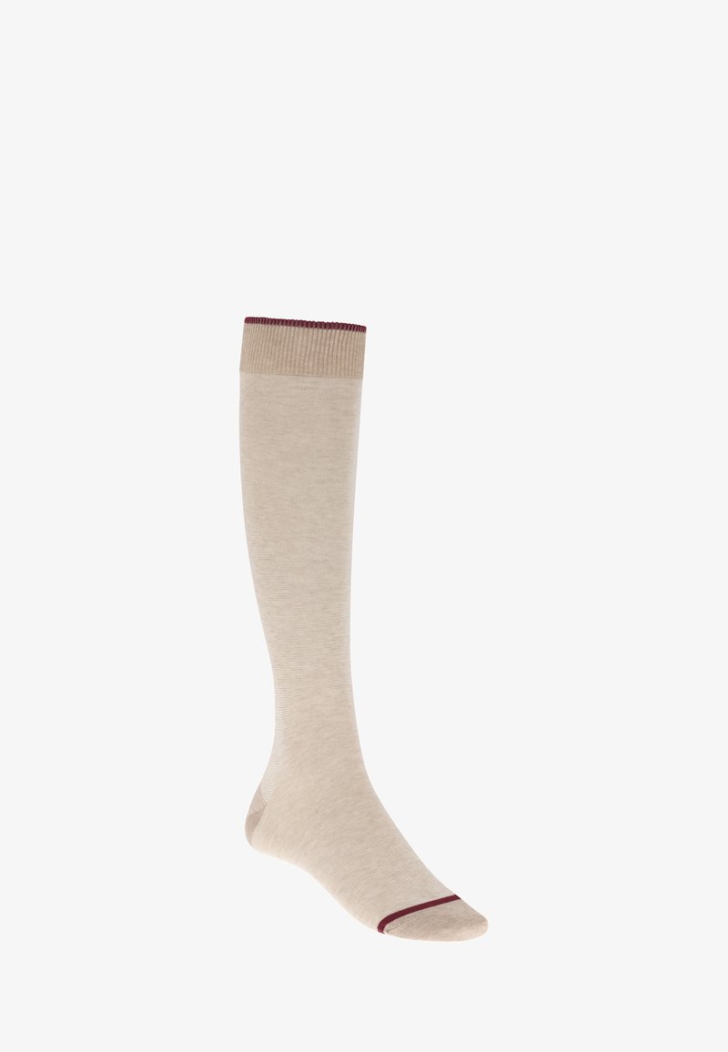 Chaussette beige montant jusqu'au genou avec bord-côte côtelé et fines rayures bordeaux sur le bord supérieur et la zone des orteils, présentée sur fond blanc.