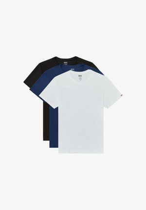 Drei schlichte T-Shirts mit kurzen Ärmeln und Rundhalsausschnitt in Weiß, Marineblau und Schwarz, auf einem weißen Hintergrund gestapelt dargestellt.