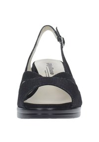 Sandal in tessuto nero con punta arrotondata, lati aperti e cinturino alla caviglia con fibbia. Presenta una soletta cushioned e un tacco basso e robusto.
