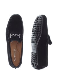 Schwarze Wildleder-Loafers mit einem silbernen Schnallendetail, ausgestattet mit einer strukturierten Gummisohle mit runden Noppen und einer leicht gepolsterten Innensohle.