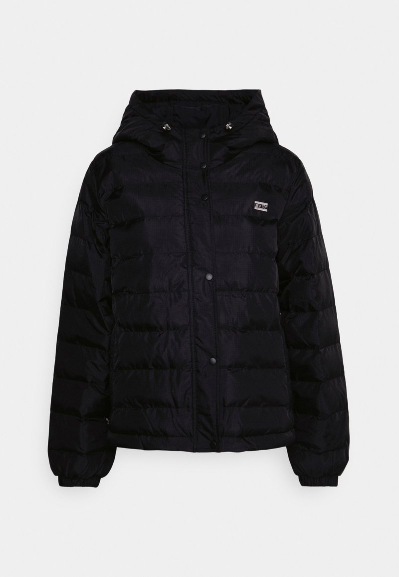 Veste doudoune noire avec capuche amovible, fermeture à boutons et poignets côtelés. Fabriquée en tissu léger et texturé avec des coutures horizontales.