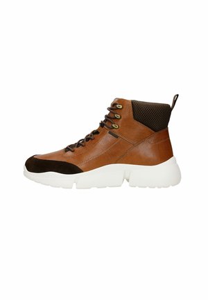 Bruine leren enkelboots met een gestructureerde bruine mesh kraag, bruine veters en een witte chunky zool. Voorzien van metalen veterogen en bruine suède accenten.