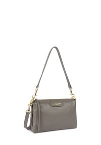 Borsa a tracolla in pelle grigia con finitura testurizzata, dettagli in hardware dorato e tracolla regolabile. Chiusura con zip nella parte superiore.