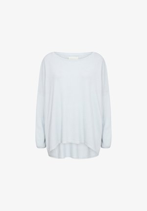 Pulover tricotat moale, de un albastru deschis, cu un decolteu larg, umeri lăsați și un tiv mai lung în spate. Are mâneci lungi și accente ribbate.