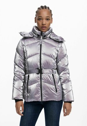 Gevoerde jas in glanzend zilverkleurig materiaal met een ceintuur in de taille, hoge kraag en ritszakken. Beschikt over chevron-quilting en lange mouwen.