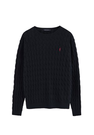 Maglione nero a maniche lunghe con lavorazione a trecce, scollo rotondo e piccolo logo ricamato di un giocatore di polo rosso sul petto a sinistra.