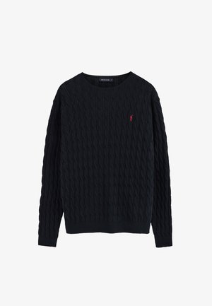 Schwarzer, langärmliger Pullover mit Kabelstrickmuster, rundem Ausschnitt und kleinem, rot besticktem Polo-Spieler-Logo auf der linken Brust.