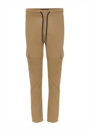 Pantalones cargo marrón claro con cintura elástica, cordón negro, bolsillos laterales con solapa y puños elásticos en los tobillos.