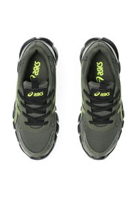 Zelené sportovní boty s černými akcenty. Síťovaný svršek s šněrovacím systémem a polstrovaným límcem. Má silnou, polstrovanou podrážku. Viditelné logo značky.