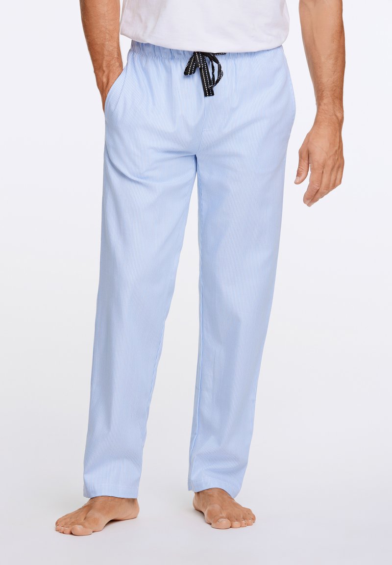 Vaaleansiniset pyjamahousut, joissa on valkoisia pystyraitoja, joustava vyötärö ja musta nyöri. Rento malli, jossa on sivutaskut.