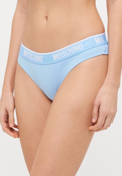 Svetlomodré bavlnené bikiny s bielym elastickým pásom s logom "MOSCHINO". Hladká textura a minimalistický dizajn.