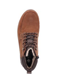 Botín de cuero marrón hasta el tobillo con un interior acolchado, punta redonda, forro beige y cordones marrones. Presenta una suela robusta y costuras decorativas.