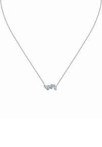 Collana in argento delicato con un piccolo gruppo di gemme trasparenti di diverse forme come pendente centrale.