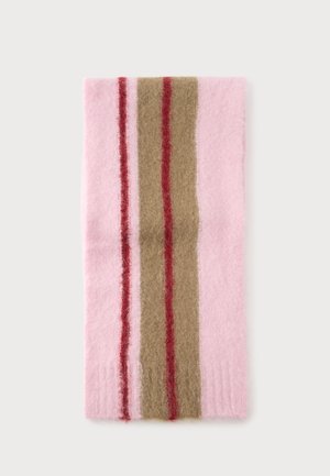 Weicher rosa Schal mit vertikalen olivgrünen und roten Streifen, aus flauschigem, strukturiertem Stoff, flach auf einem neutralen Hintergrund ausgelegt.