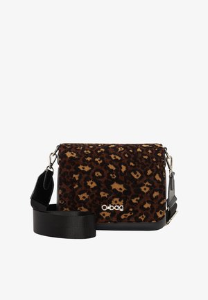 Torebka crossbody w print leopardzi, z miękką tkaniną na zewnątrz, czarnymi akcentami, regulowanym paskiem i srebrnym detalem logo z przodu.