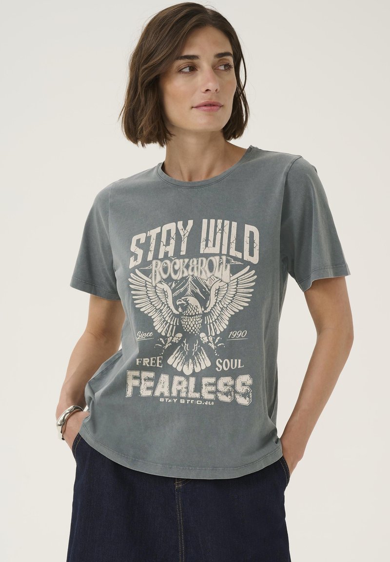 Graues kurzärmeliges T-Shirt mit Rundhalsausschnitt, versehen mit einem Adlermotiv und dem Text „STAY WILD ROCKBROW“ in kontrastierendem weißen Druck.