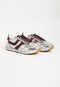 Metallilised hõbedased tossud burgundia aktsentidega, tekstuuriga viimistlus, valgelt vooder ja kummikuning. Omab pruunist aluspinda vastupidavuse tagamiseks.