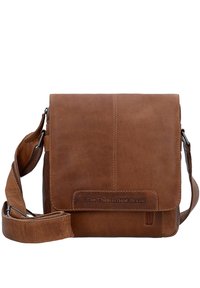 Borsa a tracolla in pelle marrone con una texture liscia e chiusura a patta. Presenta una tracolla regolabile e un logo del brand in rilievo sul fronte.