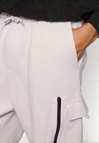 Jack & Jones JJIBILL SATURN PANTS - Calças cargo - moonbeam