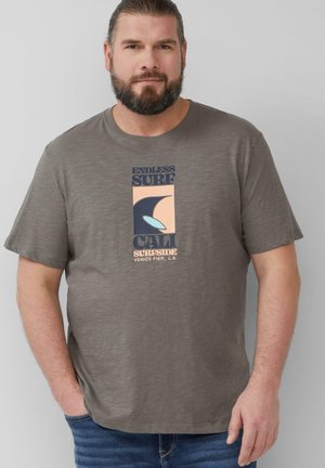 Grijze katoenen T-shirt met korte mouwen en een ronde hals, voorzien van een grafisch ontwerp met tekst en een golfmotief in pastelkleuren.