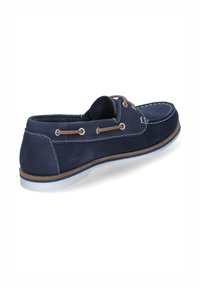 Dunkelblaue Wildleder-Bootsschuhe mit weißer Naht, Gummisohle, braunen Lederbändern und glatter Oberfläche, die ein klassisches Design präsentieren.