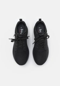 Svarta träningsskor med en texturerad mesh-överdela, rund tå, snörning och dragkedjestängning, vadderad krage och logotypdetalj på tungan.